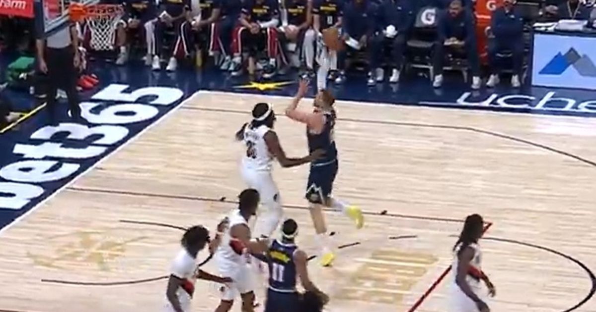 Neverovatno je šta više radi ovaj čovek: Nikola Jokić od protivnika napravio balerinu, pa upisao čudesan koš