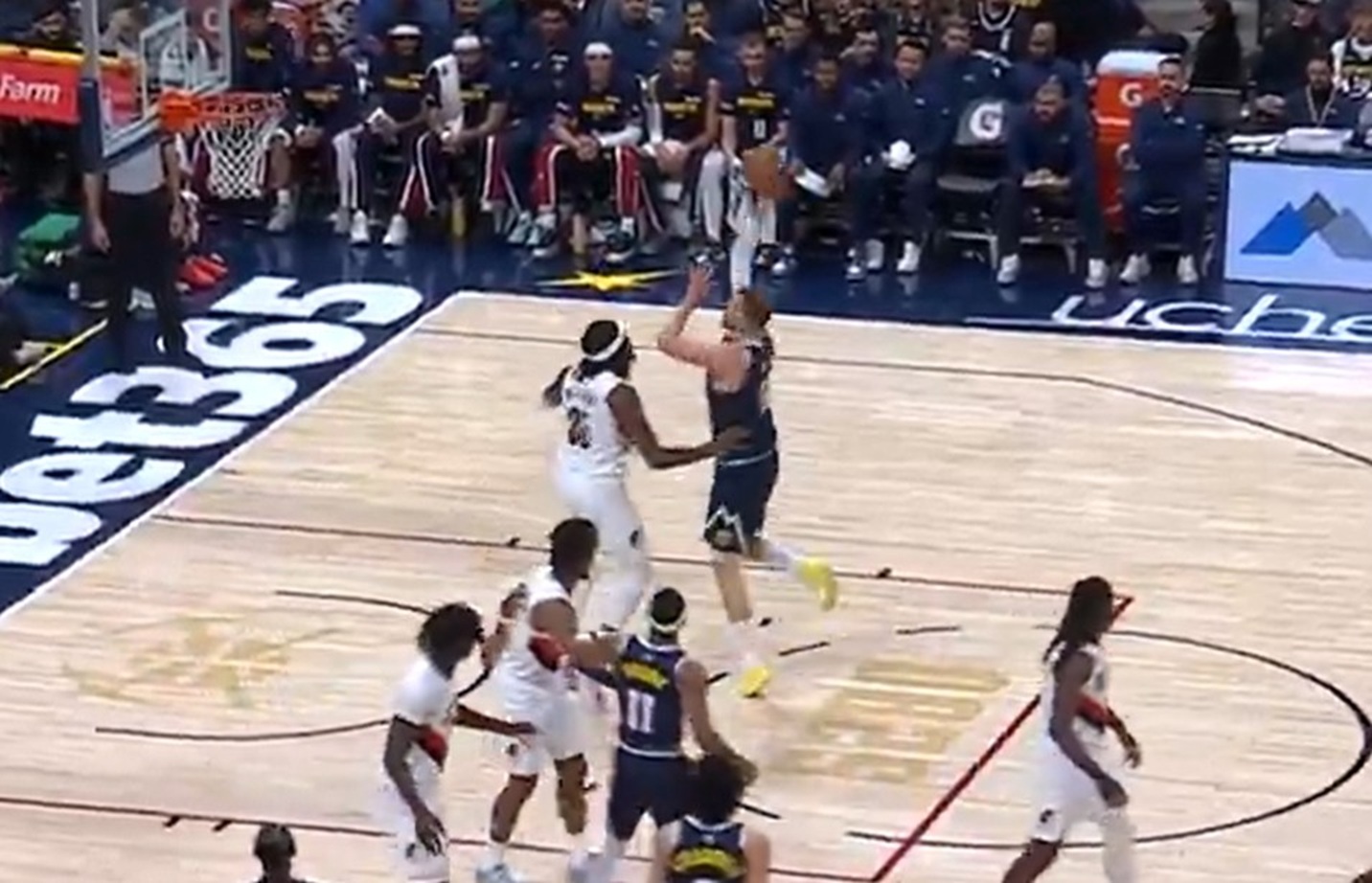 Neverovatno je šta više radi ovaj čovek: Nikola Jokić od protivnika napravio balerinu, pa upisao čudesan koš