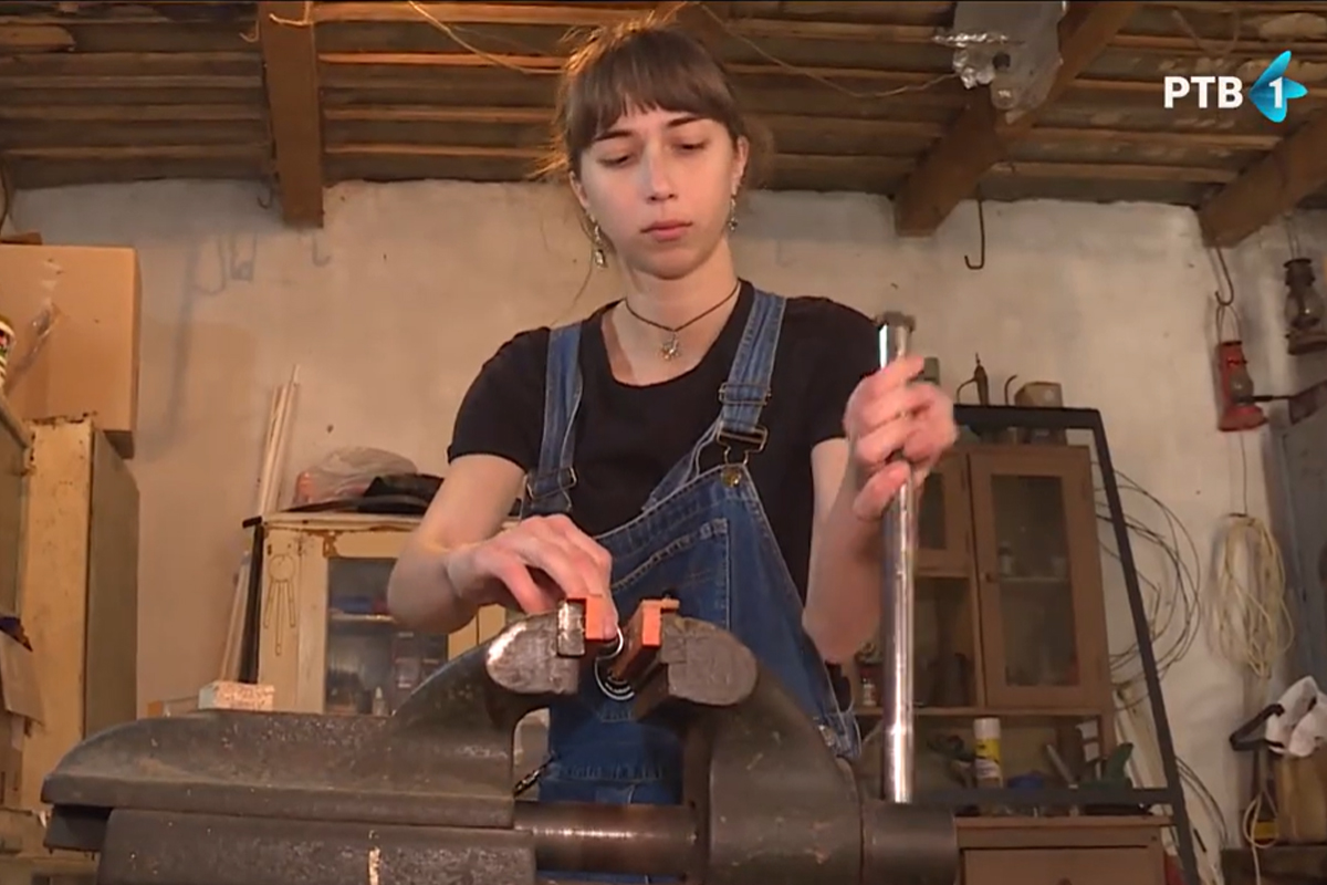 Ana pravi unikatan nakit: Na pijaci nabavlja materijal, seče i šmirgla. Želi da postane arhitekta