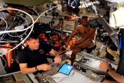 SVEMIRSKO TUŠIRANJE Astronaut postao senzacija nakon ovog snimka: Žene "poludele" za njegovim mišićima