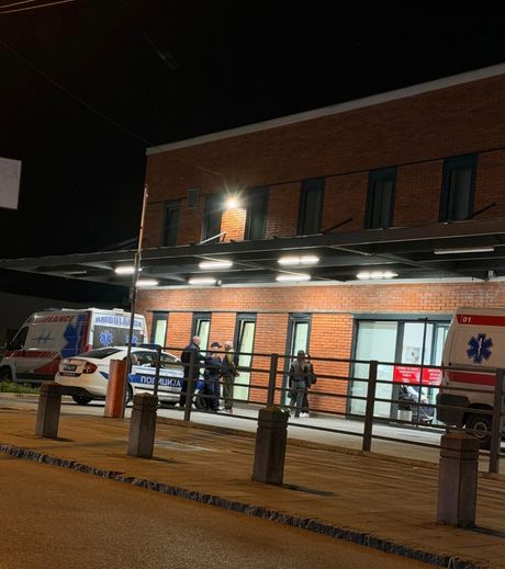 Policija u Obrenovcu ispred hitne pomoći Obrenovac hitna pomoć