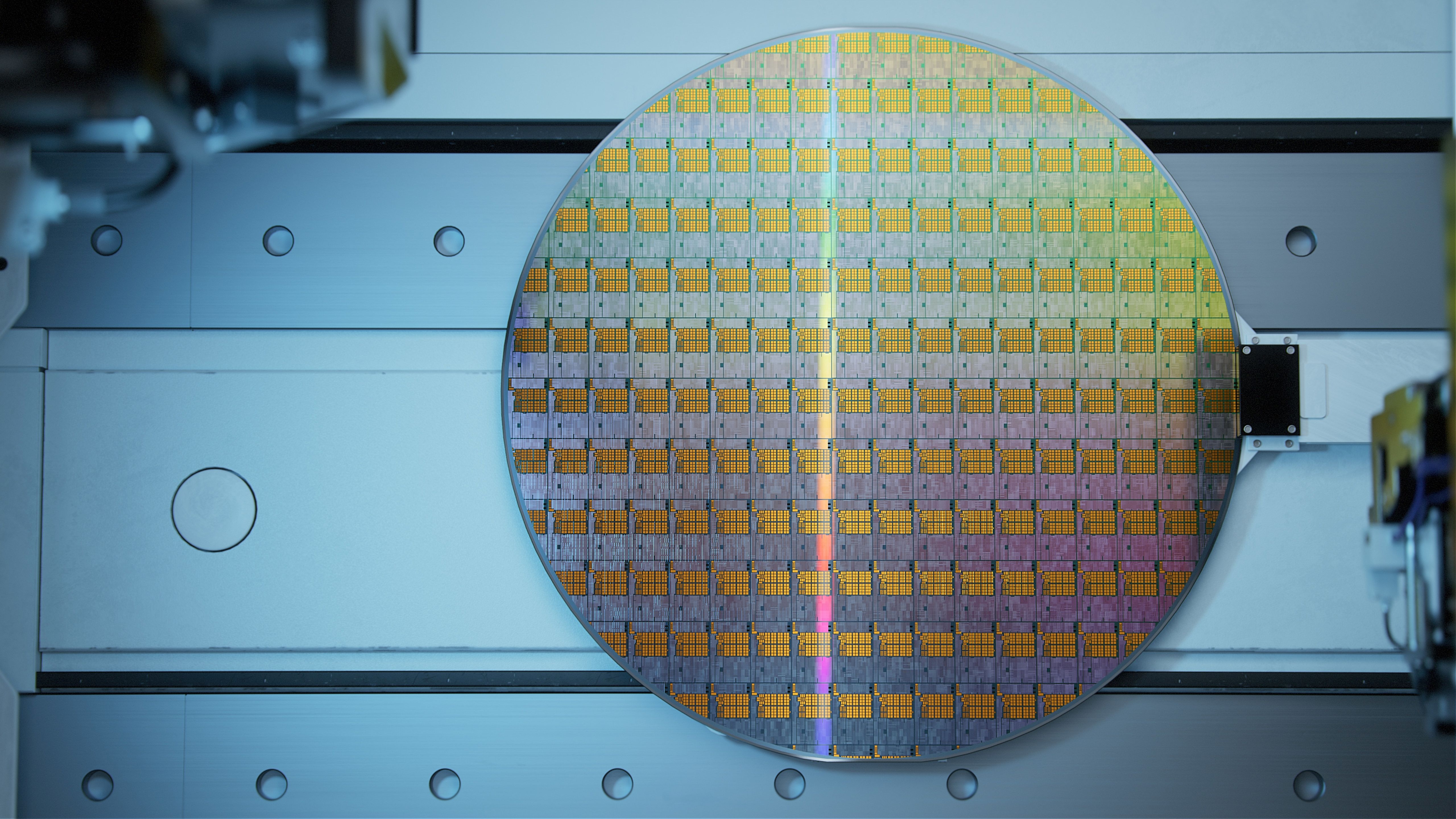 Kako je kinesko-američki profesor preko čipova i uz podršku giganta postao milijarder?