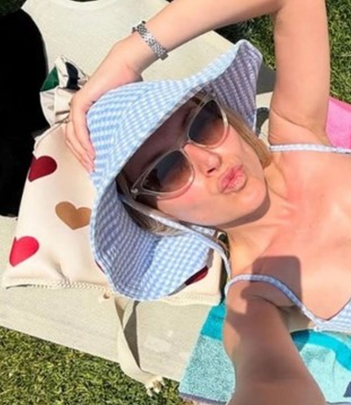 Anđelka se skinula, pa uslikala odozgo: Mreže se zapalile, a onda je objavila kako je "uhvatila" muža