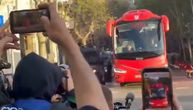Skandal u Barseloni: Huligani napali autobus Atletiko Madrida i polupali stakla