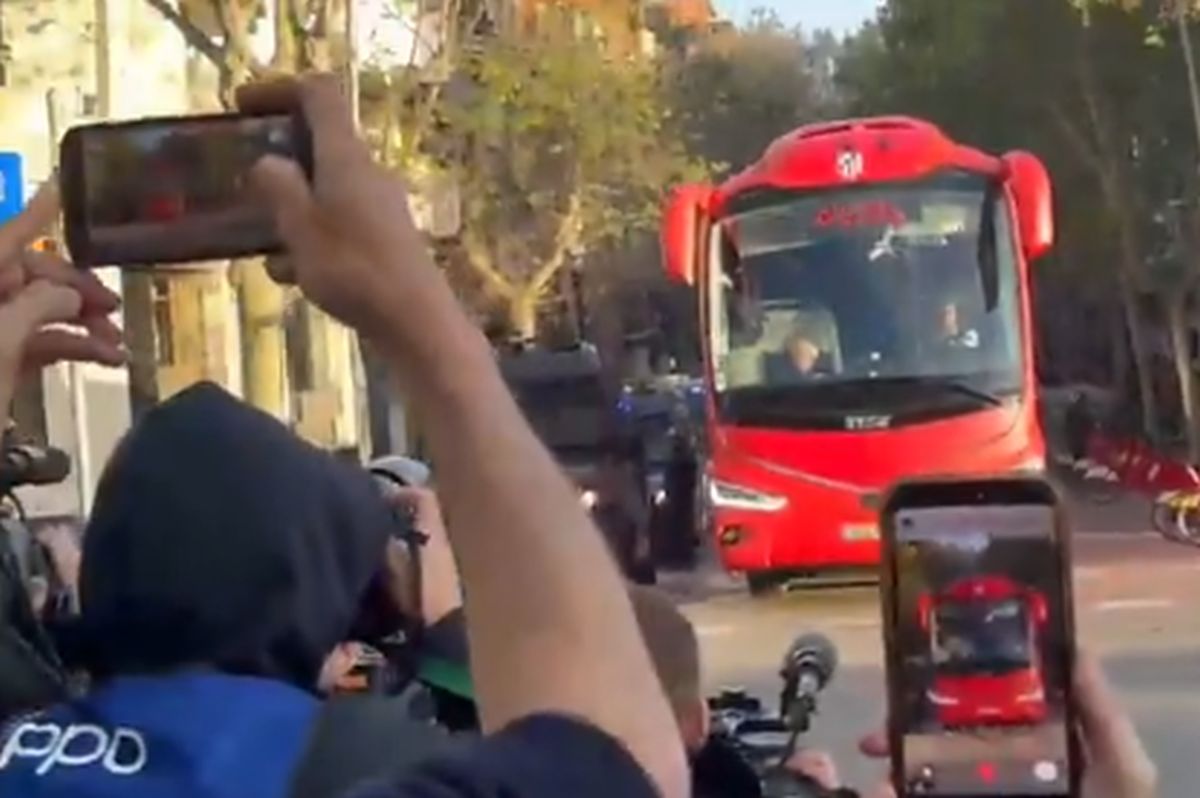 Skandal u Barseloni: Huligani napali autobus Atletiko Madrida i polupali stakla