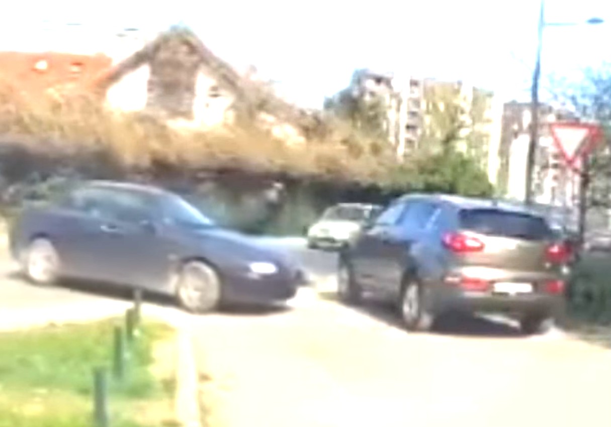 "Pijan, drogiran ili samo bahat" Šok snimak iz centra Novog Sada: Vozač "alfe" napravio HAOS