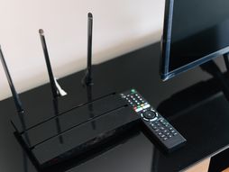 Ruter pored televizora