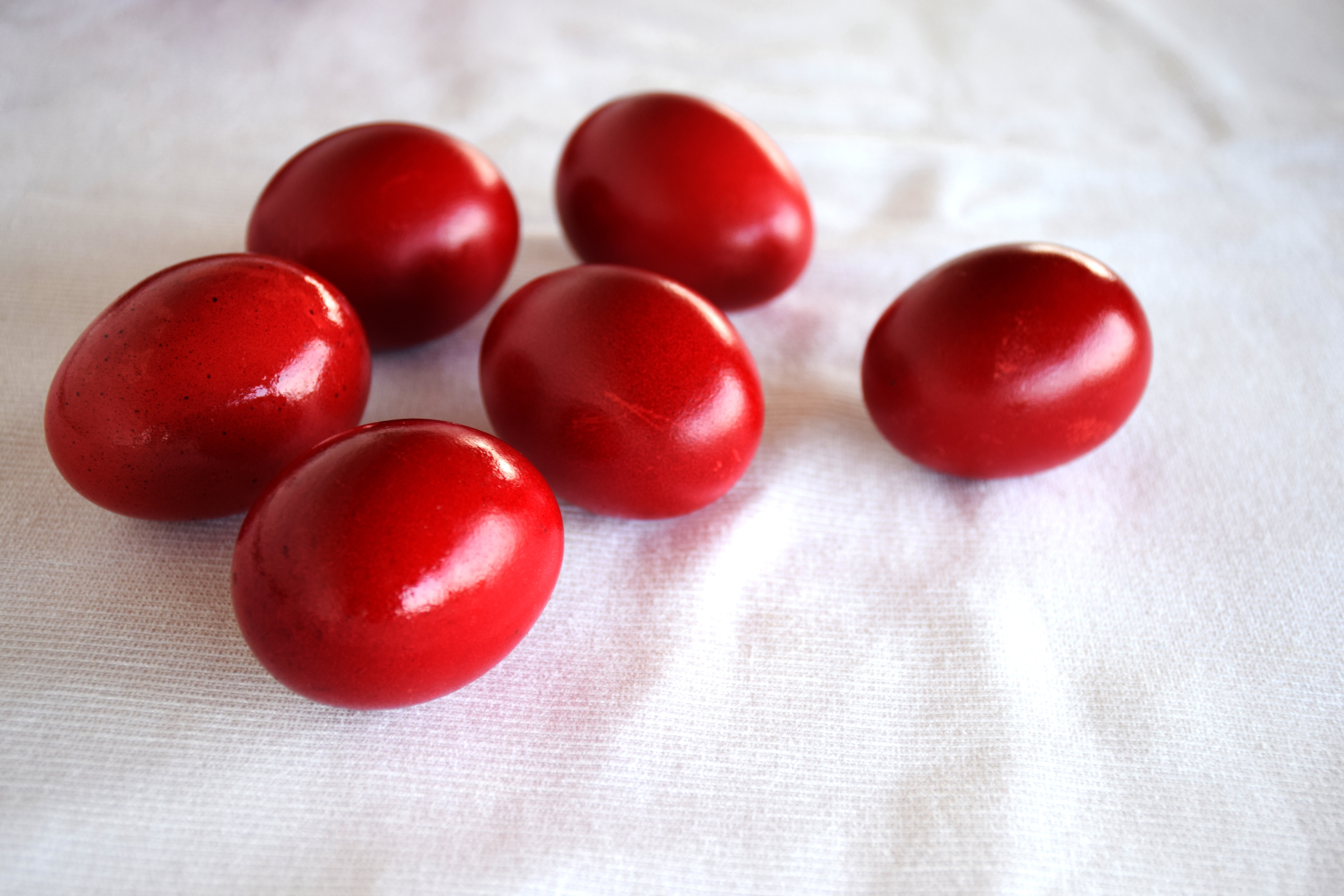 Malo ko zna ovo: Jedna namirnica za SAVRŠENO CRVENA jaja