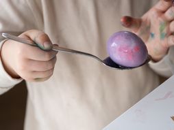 Farbanje jaja u ljubičastu boju