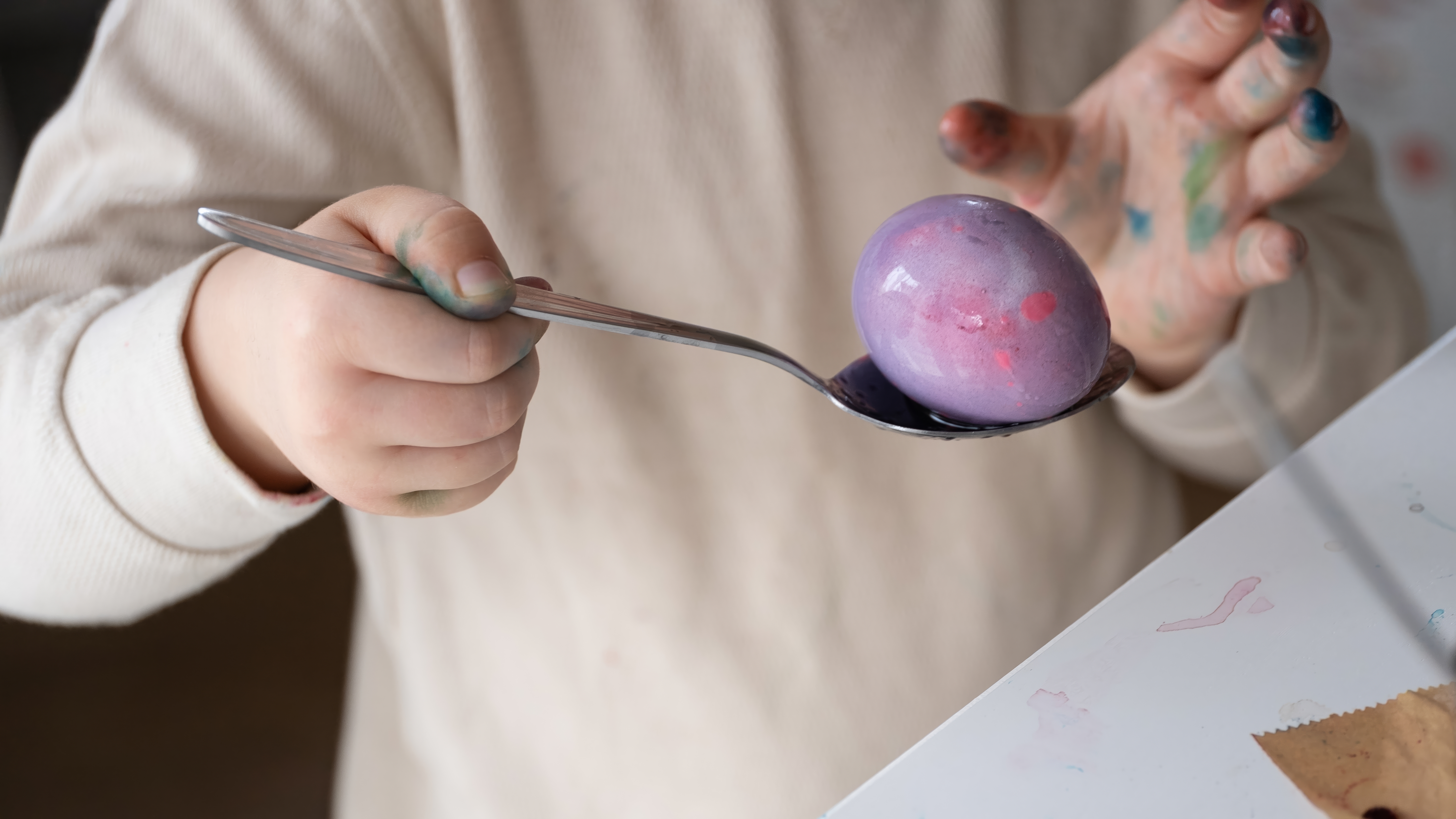 Zašto ove godine treba ofarbati bar jedno jaje u ljubičasto: Običaj koji mnogi preskaču, a nosi snažnu poruku