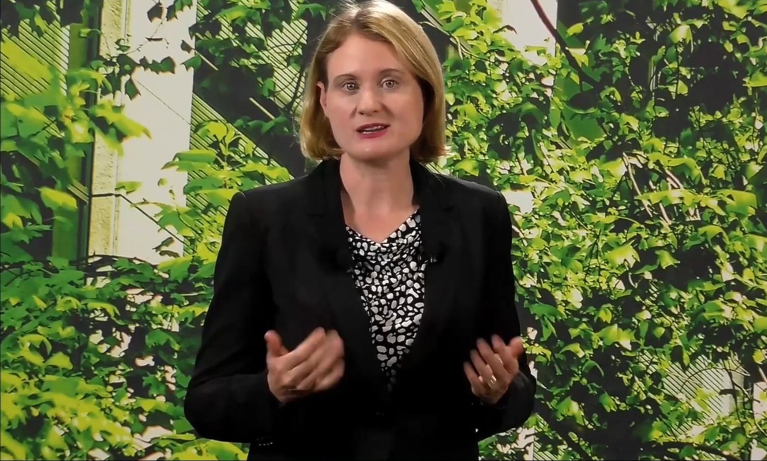 Žena sa slike prima dnevnicu kao TRI SRPSKE plate! Evo čime se bavi