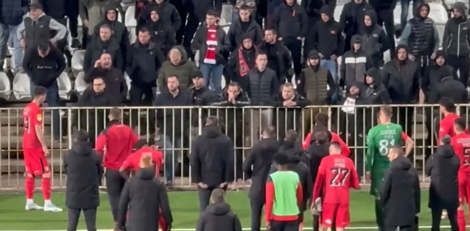 Haos na Brdu: Crveni đavoli terali trenera posle remija, vođa navijača održao i govor fudbalerima