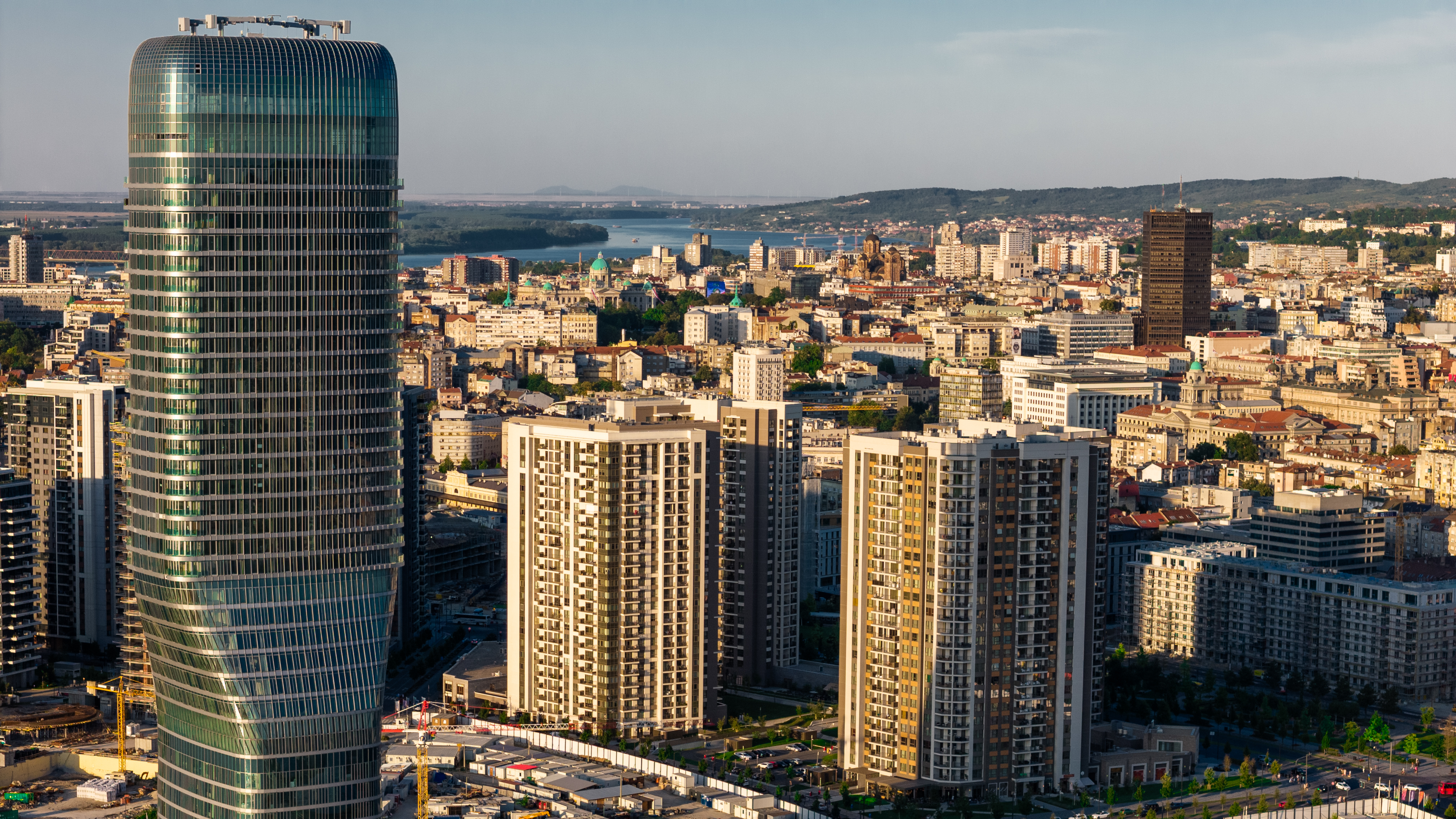 Ovo je Beograd na vodi kako ga NIKAD niste videli! Muškarac skočio sa samog vrha i SVE snimio