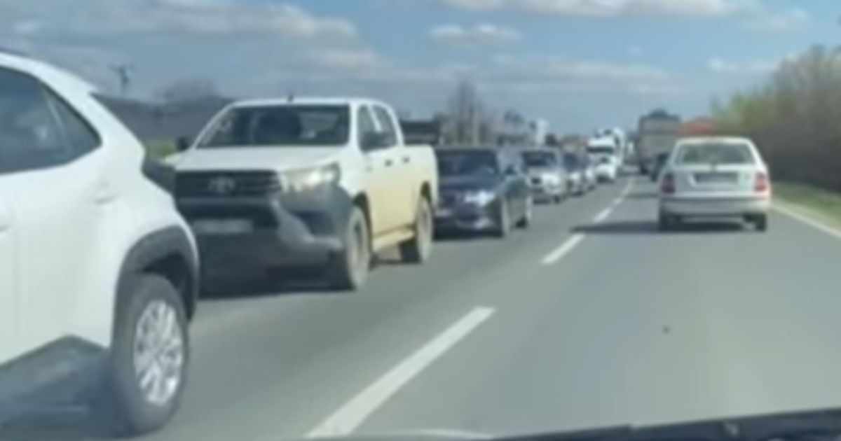 Kolaps na putevima Srbije! Automobili mile, kolone nepregledne, a HAOS tek sledi
