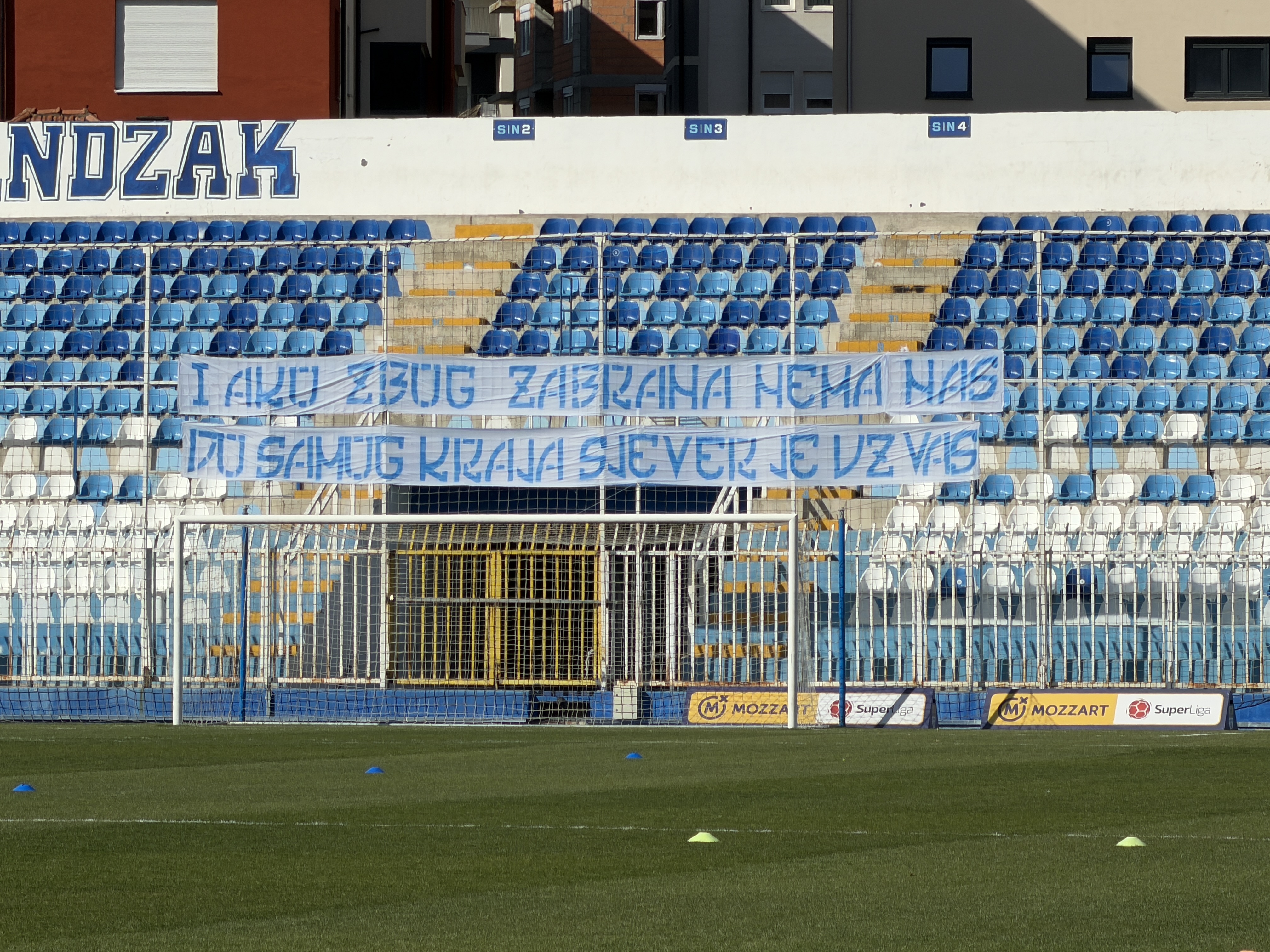 Pazarci razvili transparent pred utakmicu sa Partizanom, moćna poruka zbog suspenzije