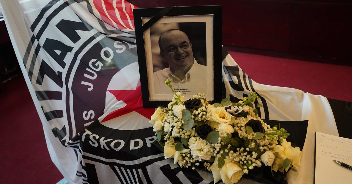 Stotine ljudi čekaju ispred Beogradske arene da odaju počast Dušku Vujoševiću, tu je i knjiga žalosti