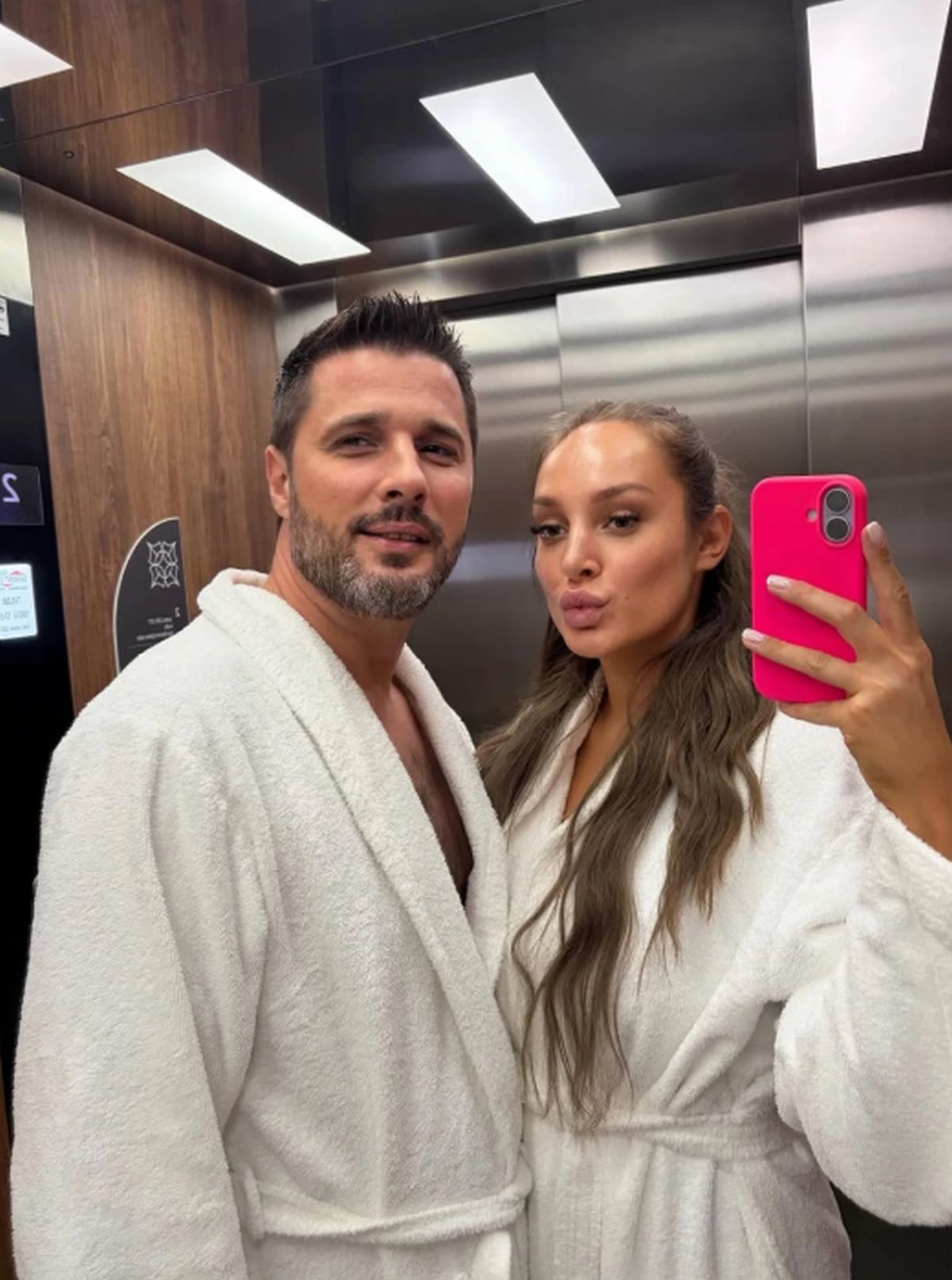 Luna i Marko pokazali neobično izdanje, pozirali u bademantilima: U kadru su im upale ćerkice, evo gde uživaju