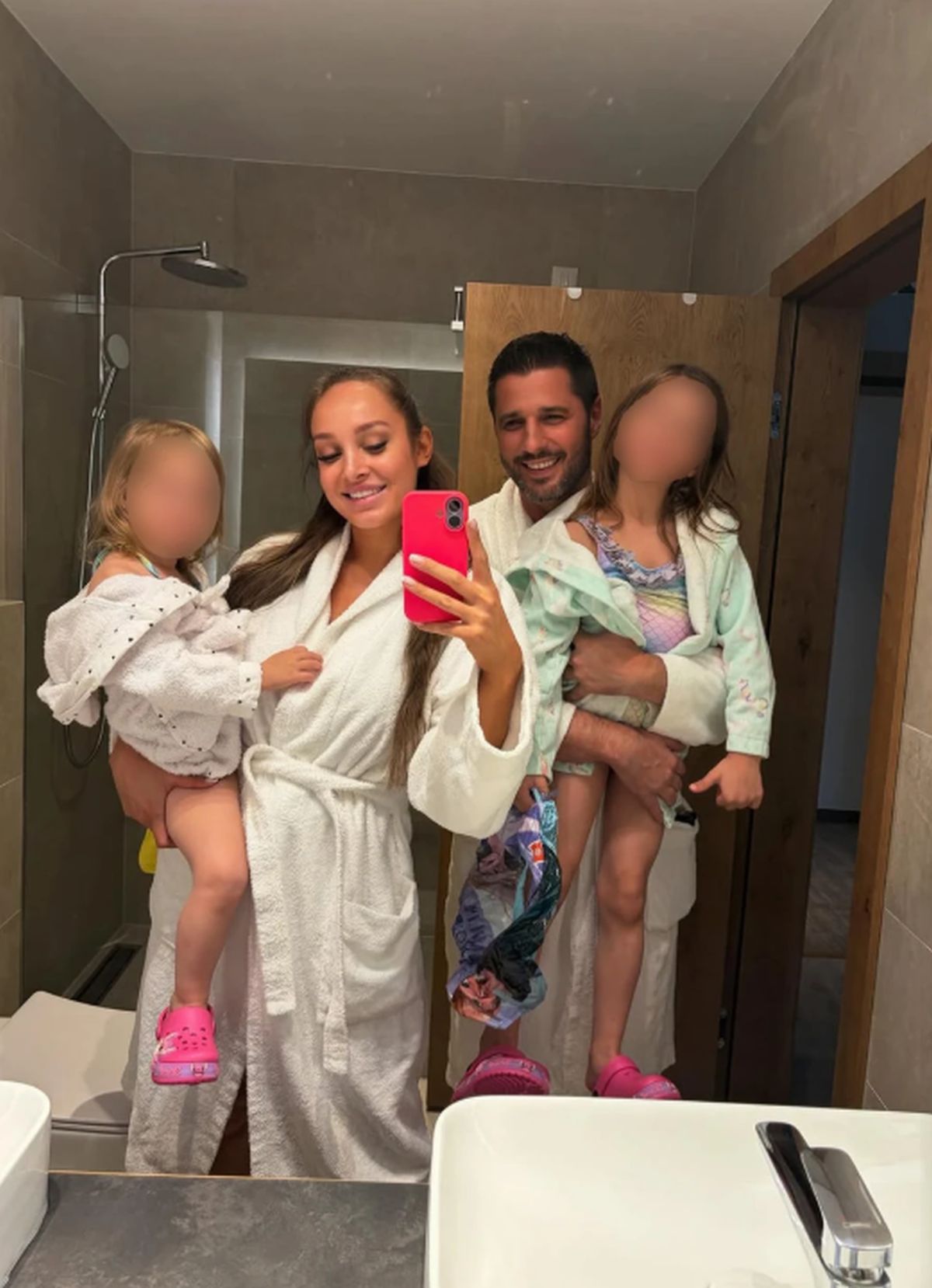 Luna i Marko pokazali neobično izdanje, pozirali u bademantilima: U kadru su im upale ćerkice, evo gde uživaju