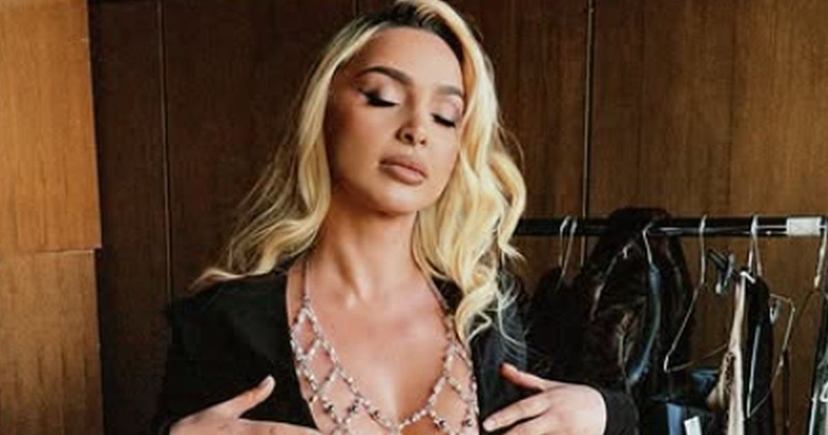 Dekolte - boli glava! Maja u rizičnoj haljini, preko poprsja kristali i to nije SVE: Mreže gore 