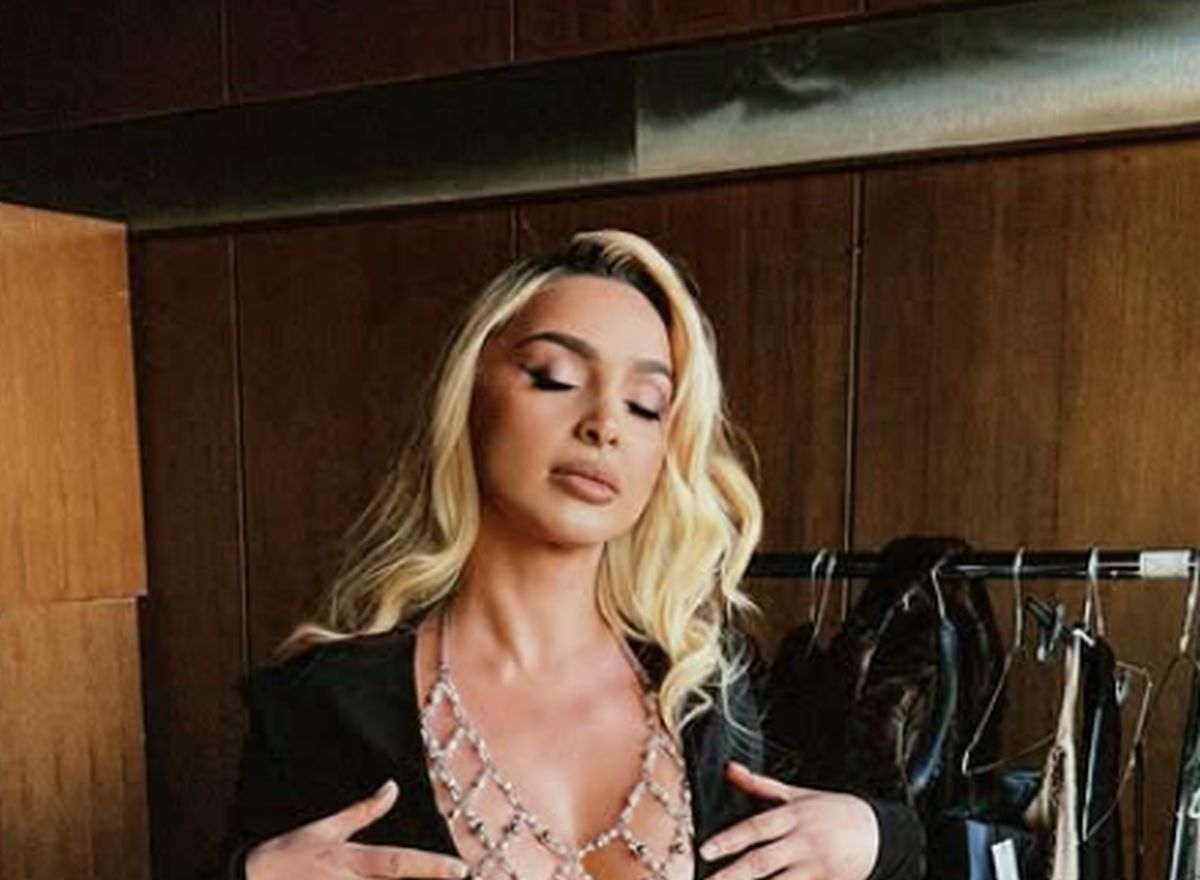 Dekolte - boli glava! Maja u rizičnoj haljini, preko poprsja kristali i to nije SVE: Mreže gore "Uff..."