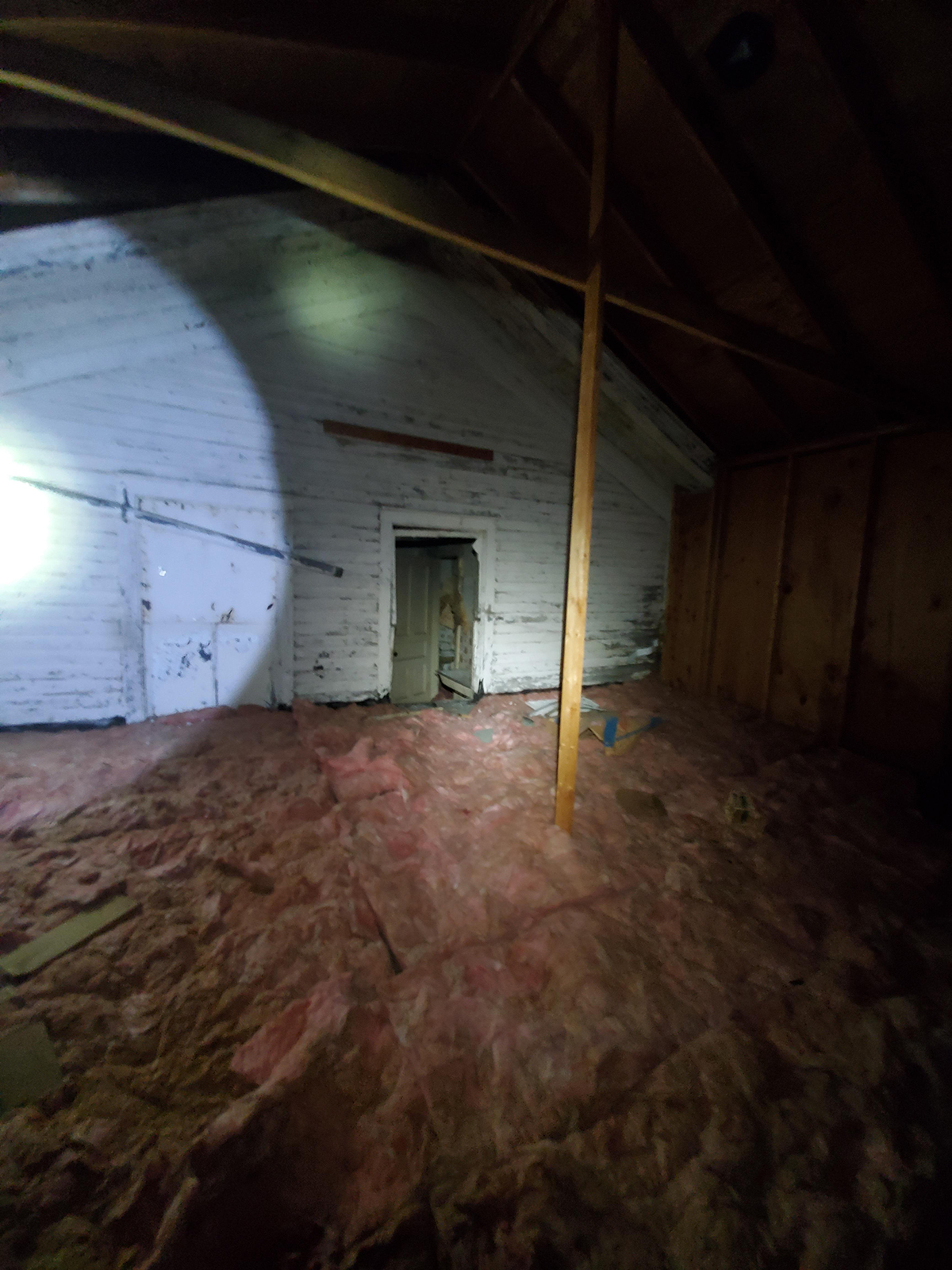 Našao skriveni prolaz na tavanu, a onda mu se život "pretvorio" u horor: Čovek nije verovao svojim očima!