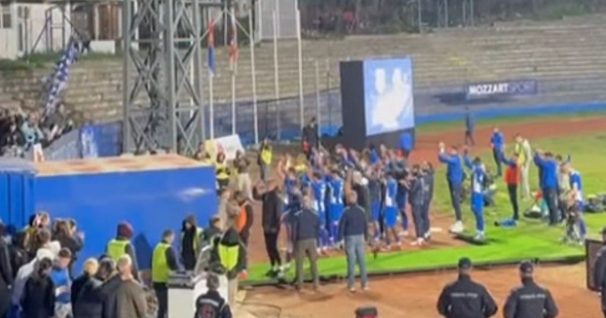 Plava Unija pevala zbog povratka na Omladinski stadion, ispratila igrače OFK Beograda uz poznatu pesmu