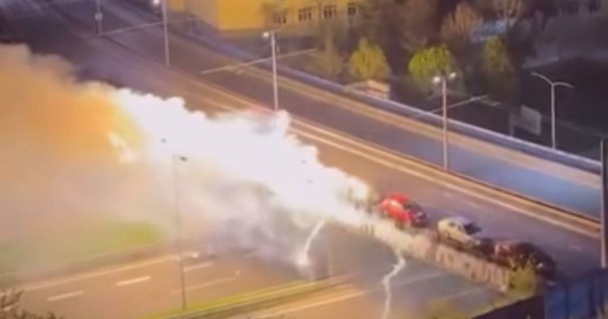 Grobari izašli na Plavi most i poslali poslednju poruku Dušku Vujoševiću, od ovog natpisa se slama srce