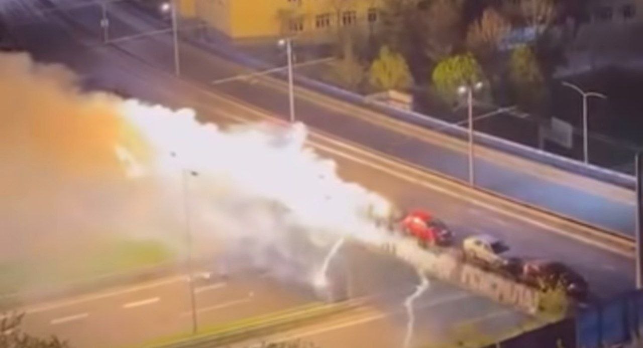 Grobari izašli na Plavi most i poslali poslednju poruku Dušku Vujoševiću, od ovog natpisa se slama srce