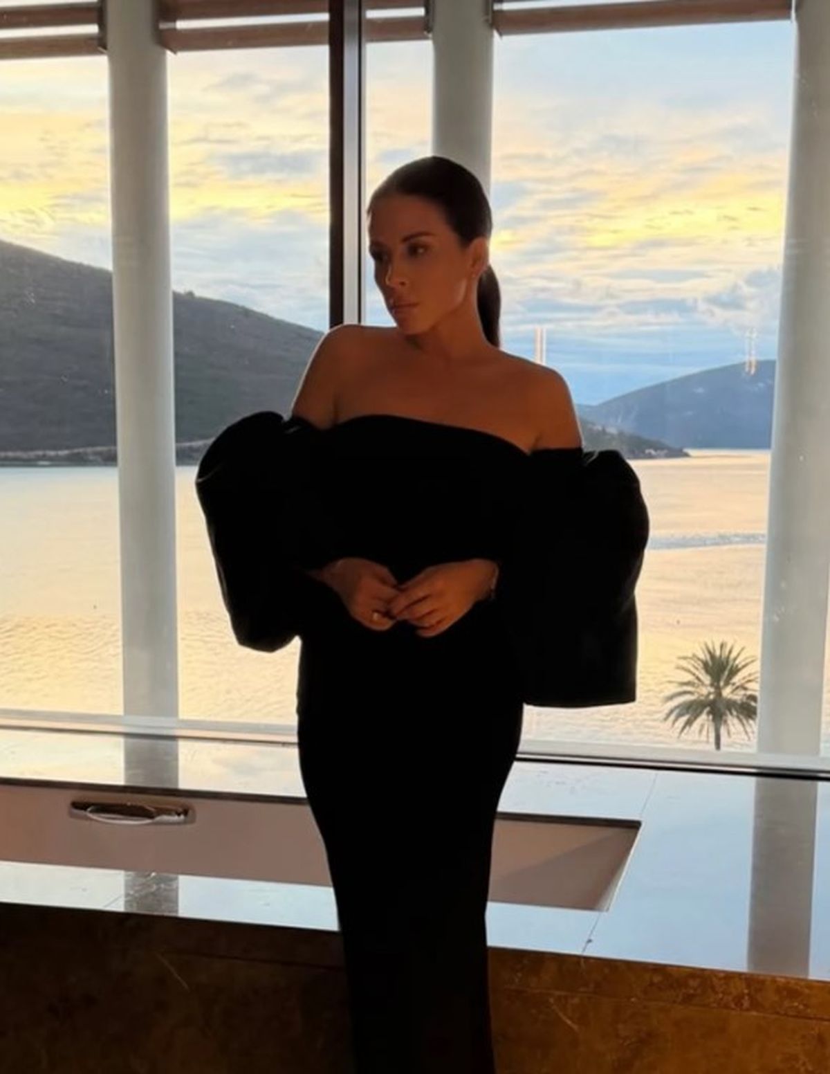 Ana Sević napustila Srbiju: Sa decom i mužem otišla u kuću na plaži, kupatilo u staklu: Nestvarni detalji