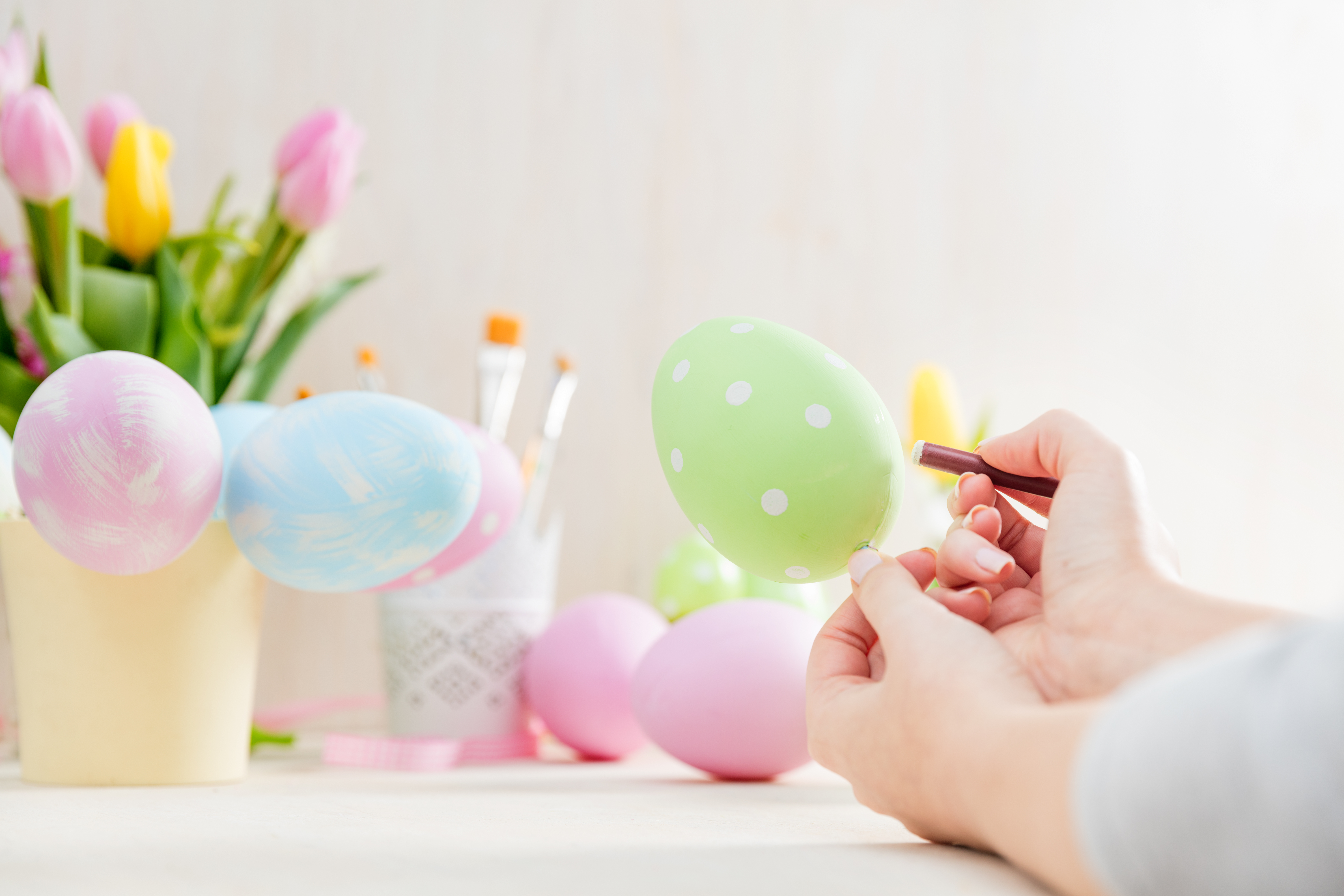 Najlakša tehnika za šaranje jaja na Veliki petak: Zaboravite prljave ruke i prosutu boju, rezultat je unikat