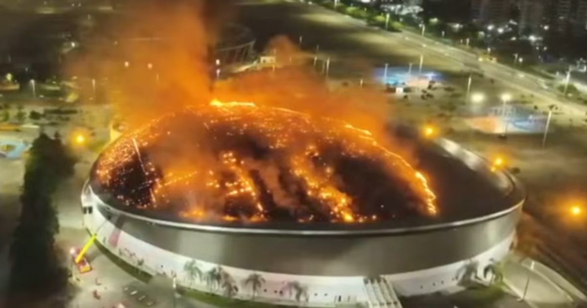 Zastrašujući kadrovi iz Rio de Žaneira: Vatra progutala krov olimpijske dvorane!