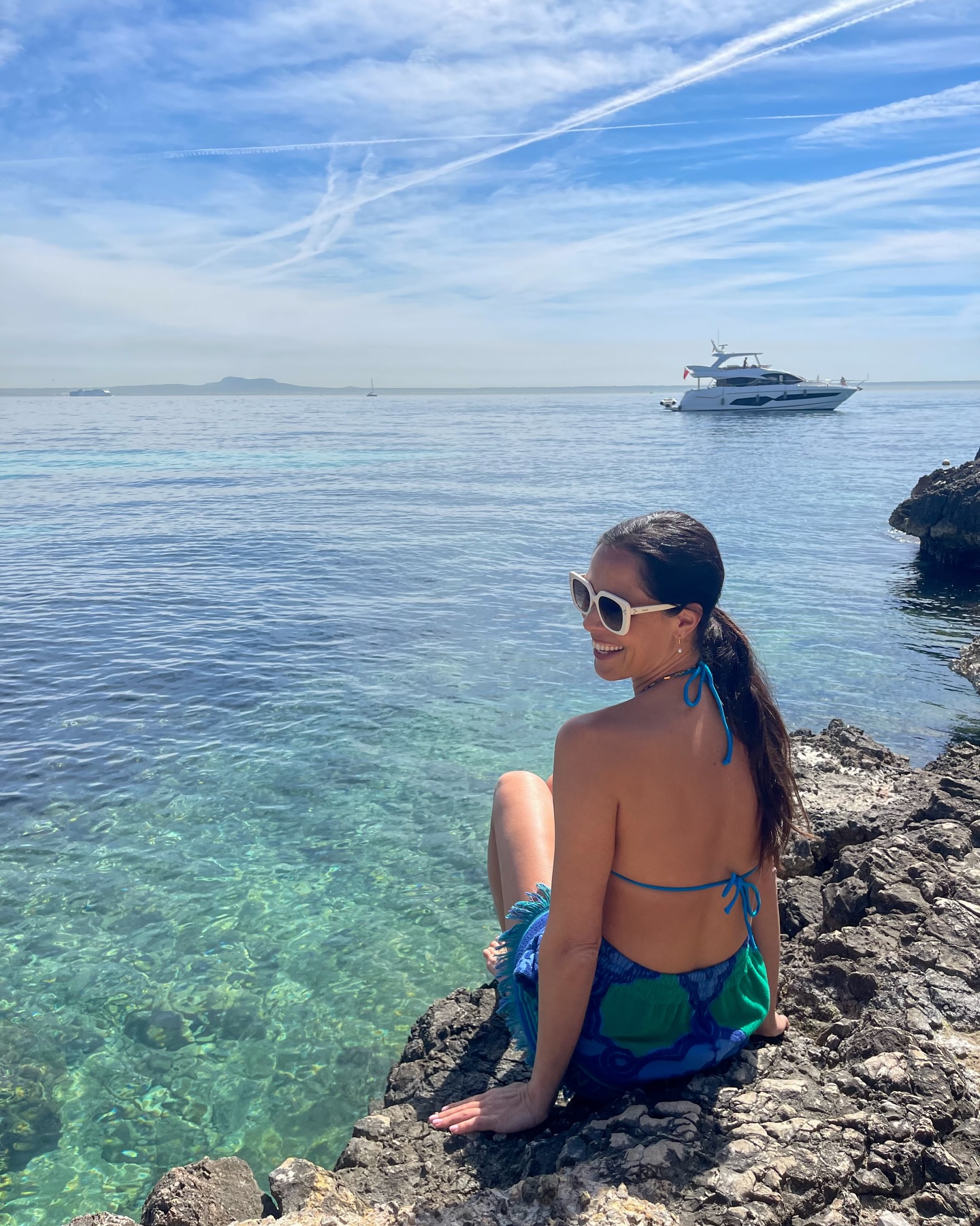 Ana Ivanović se oglasila sa egzotične destinacije: Pokazala preplanuo ten u šortsu - evo u čijem je društvu