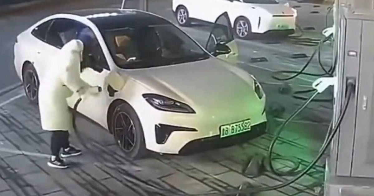 Novi trend iz Kine besni mrežama: Pogledajte šta vozači rade na punjačima za električne automobile