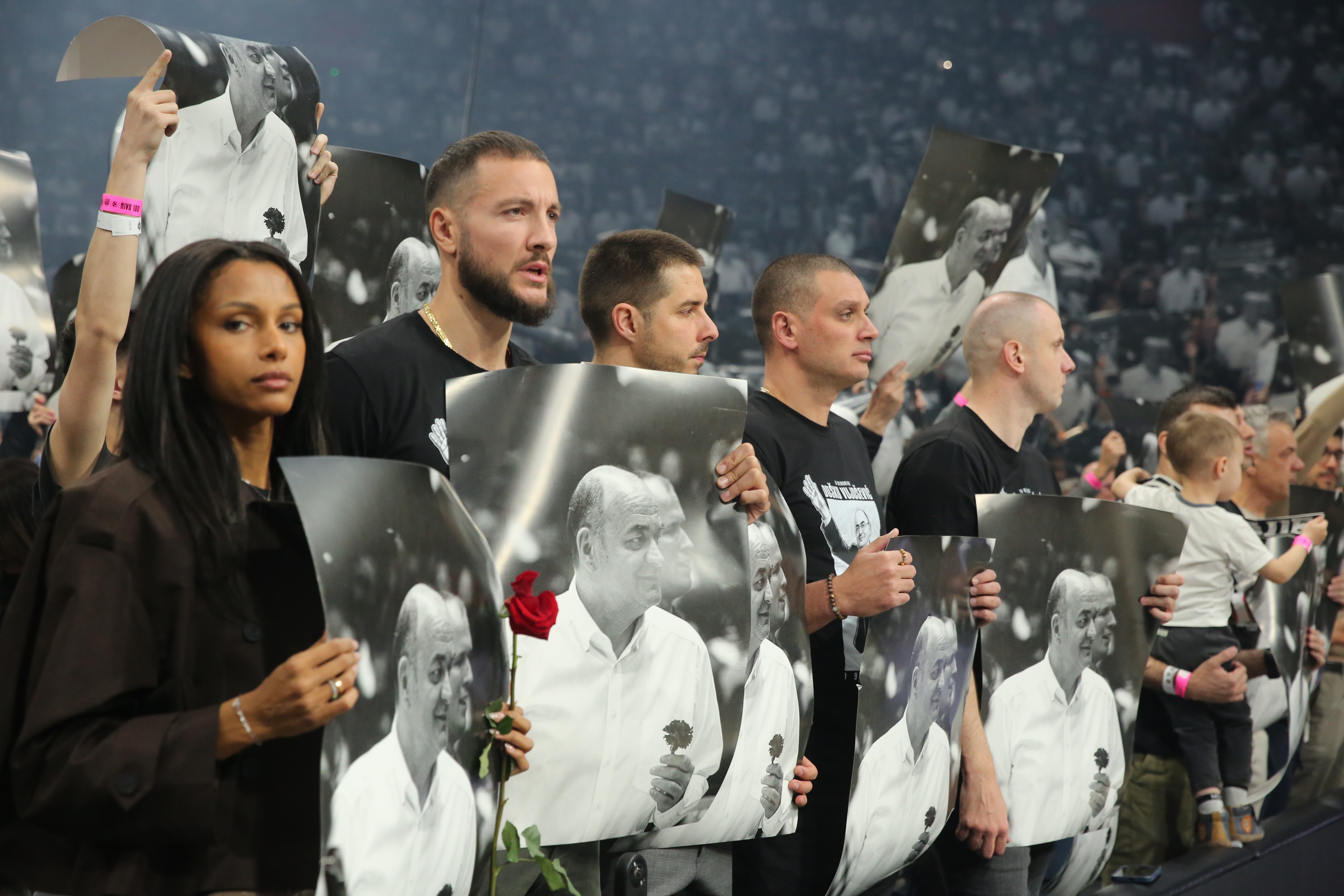 Crnka pored Lovernja odavala počast Dušku Vujoševiću, svi su je zapazili, u hali je bila i pre 17 dana