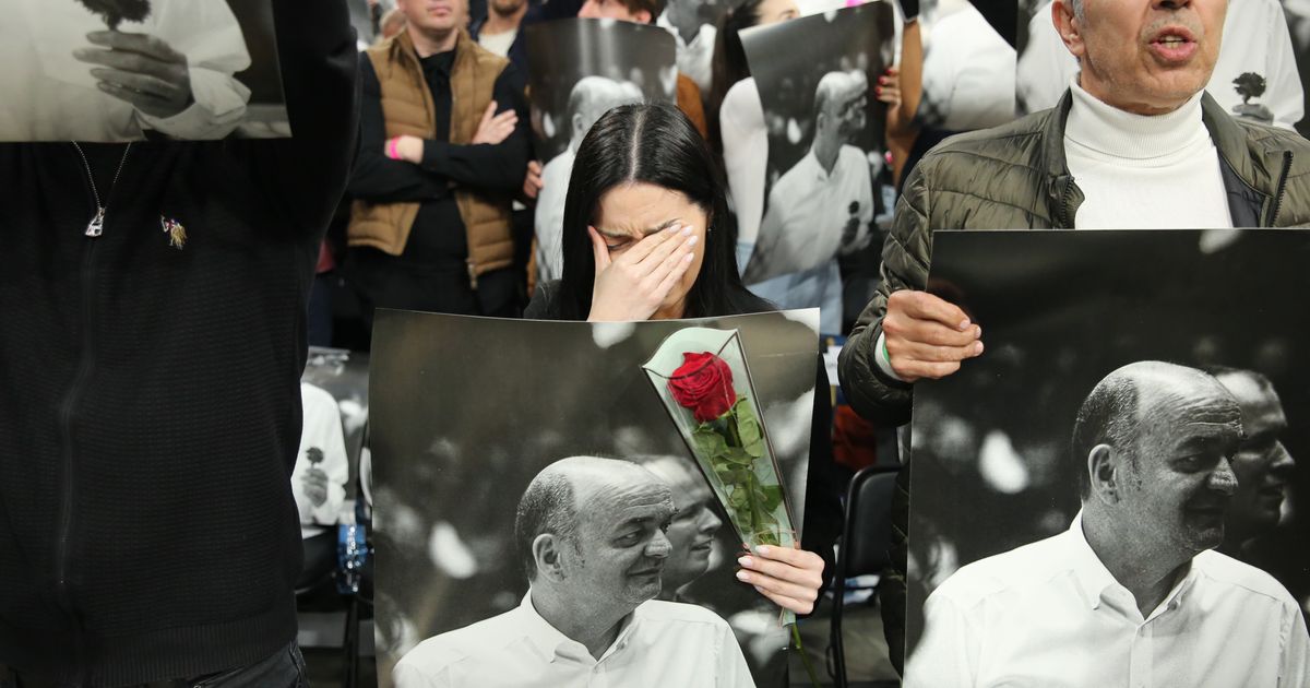 Ruža i suze za Duška Vujoševića, scena i emocija devojke u Areni opisuju osećanja svih navijača Partizana