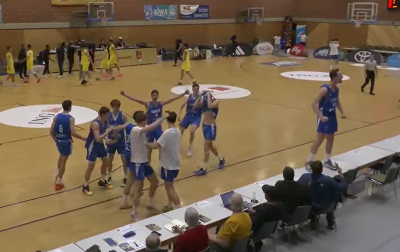 Vuk ide stopama svog oca Predraga Danilovića, mladi košarkaš nestvarnom trojkom Srbiju odveo u polufinale