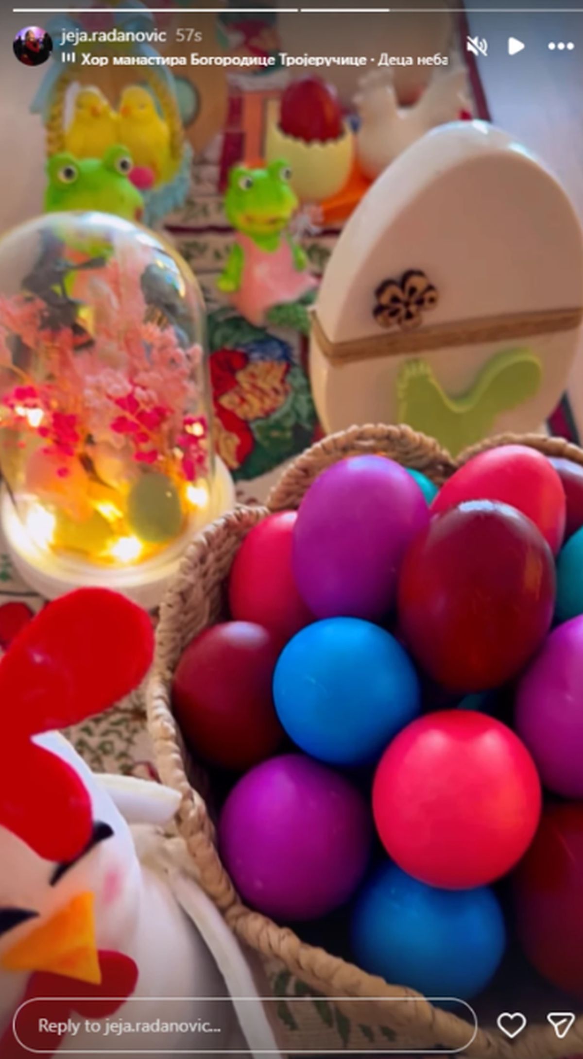 Kod Lune i Slobine žene šarenilo, ova pevačica drži do tradicije: Glumica farbala jaja u vinu "Samo prirodno"