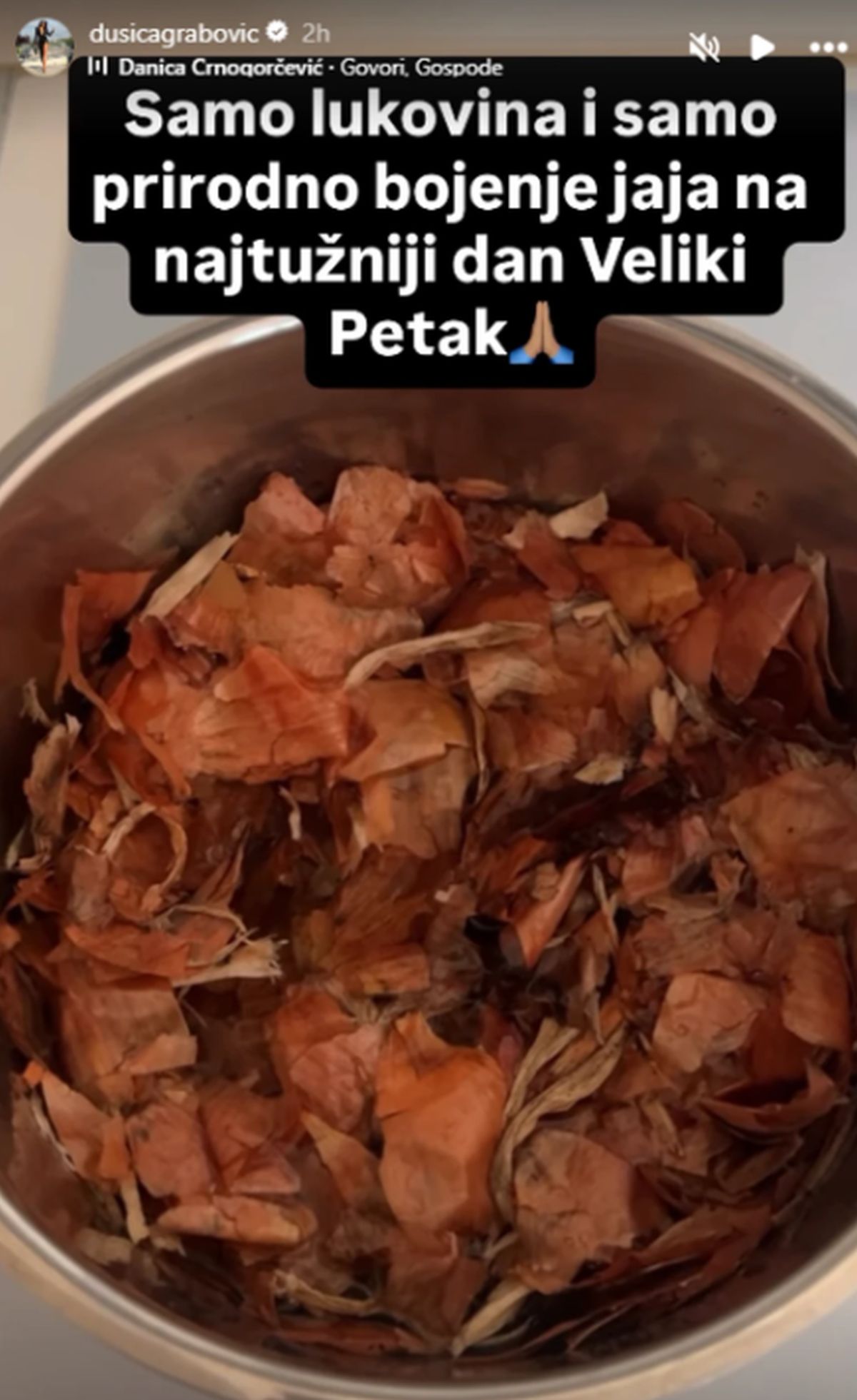 Kod Lune i Slobine žene šarenilo, ova pevačica drži do tradicije: Glumica farbala jaja u vinu "Samo prirodno"