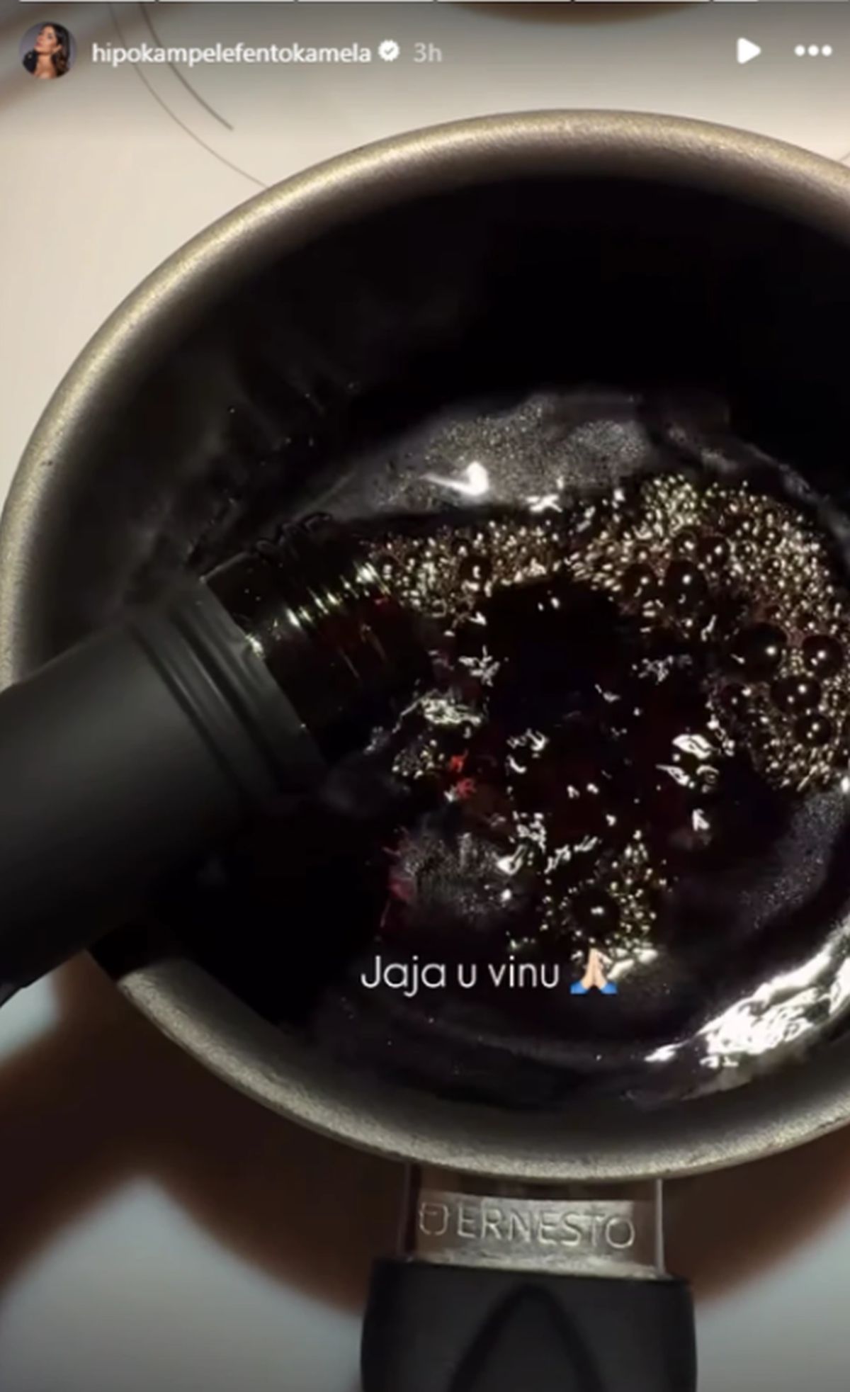 Kod Lune i Slobine žene šarenilo, ova pevačica drži do tradicije: Glumica farbala jaja u vinu "Samo prirodno"