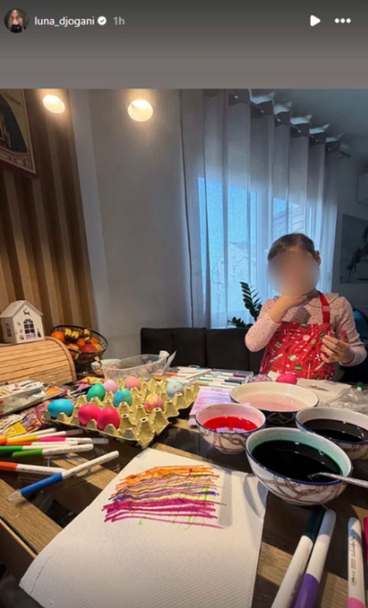 Kod Lune i Slobine žene šarenilo, ova pevačica drži do tradicije: Glumica farbala jaja u vinu "Samo prirodno"