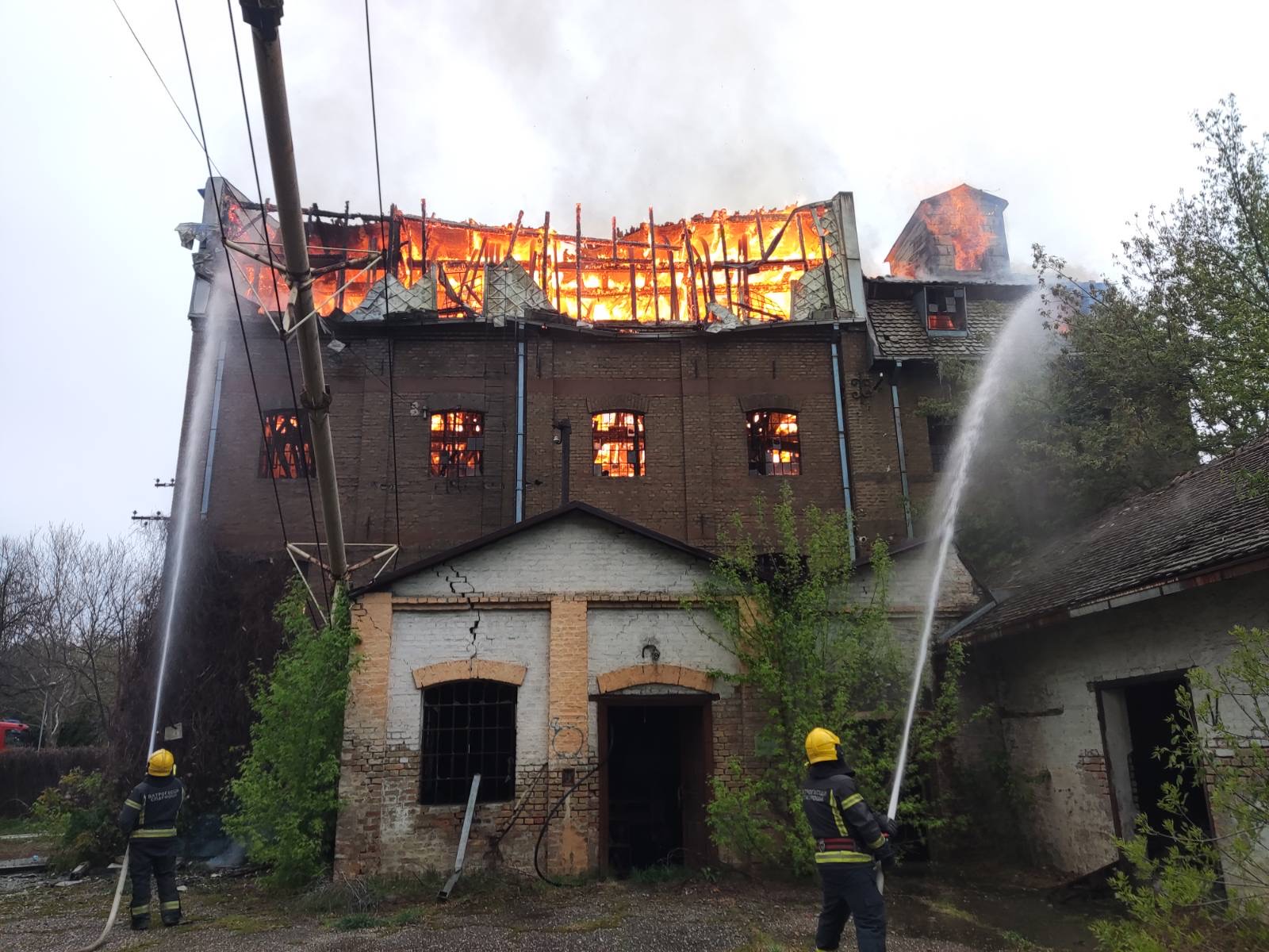 Dramatični snimci gašenja požara u Obrenovcu: Vatrogasci sa dva kraja grada se borili sa plamenom