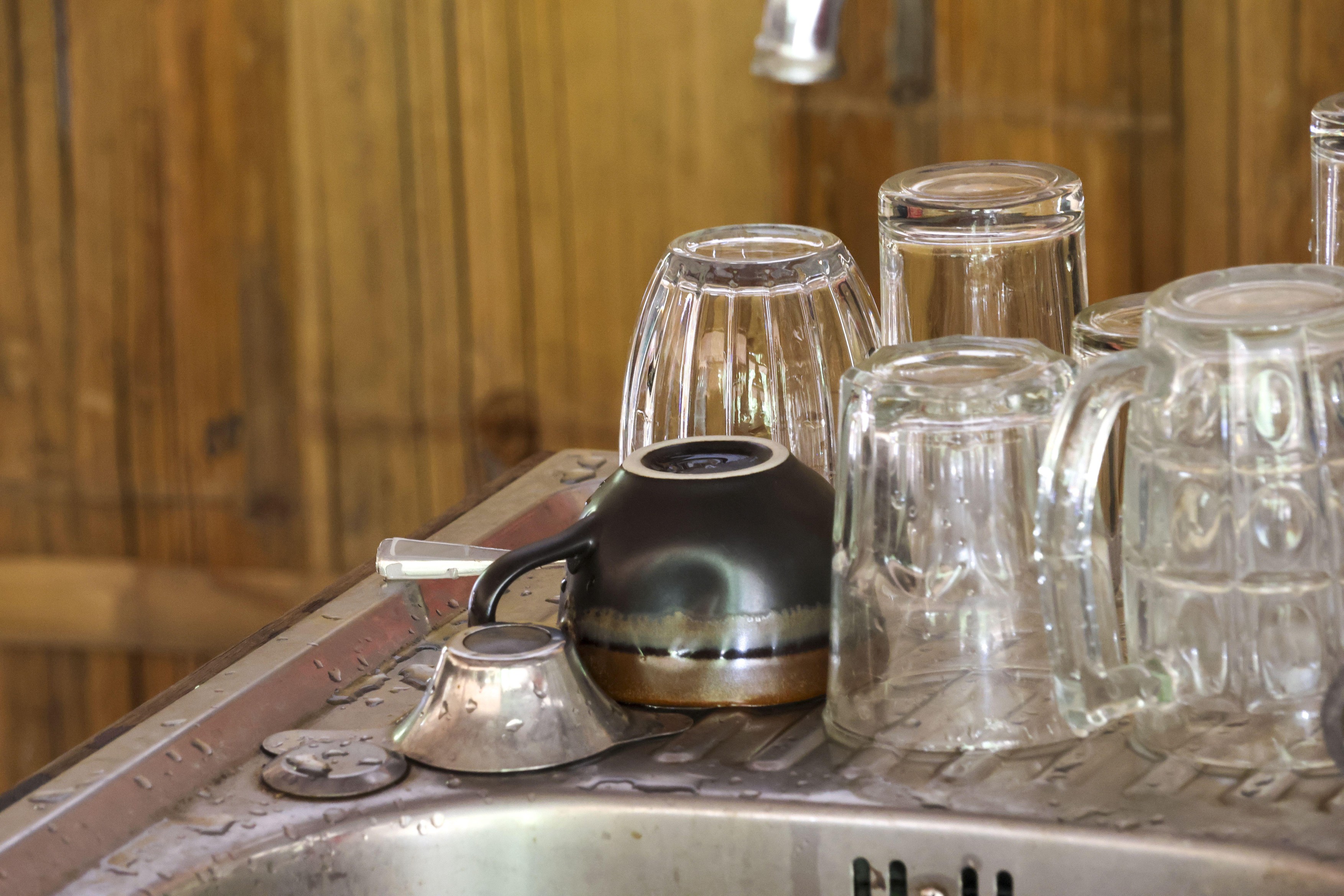 Čaše perete, ali pravite grešku koju većina ne vidi: Zašto ih ne treba okretati naopako