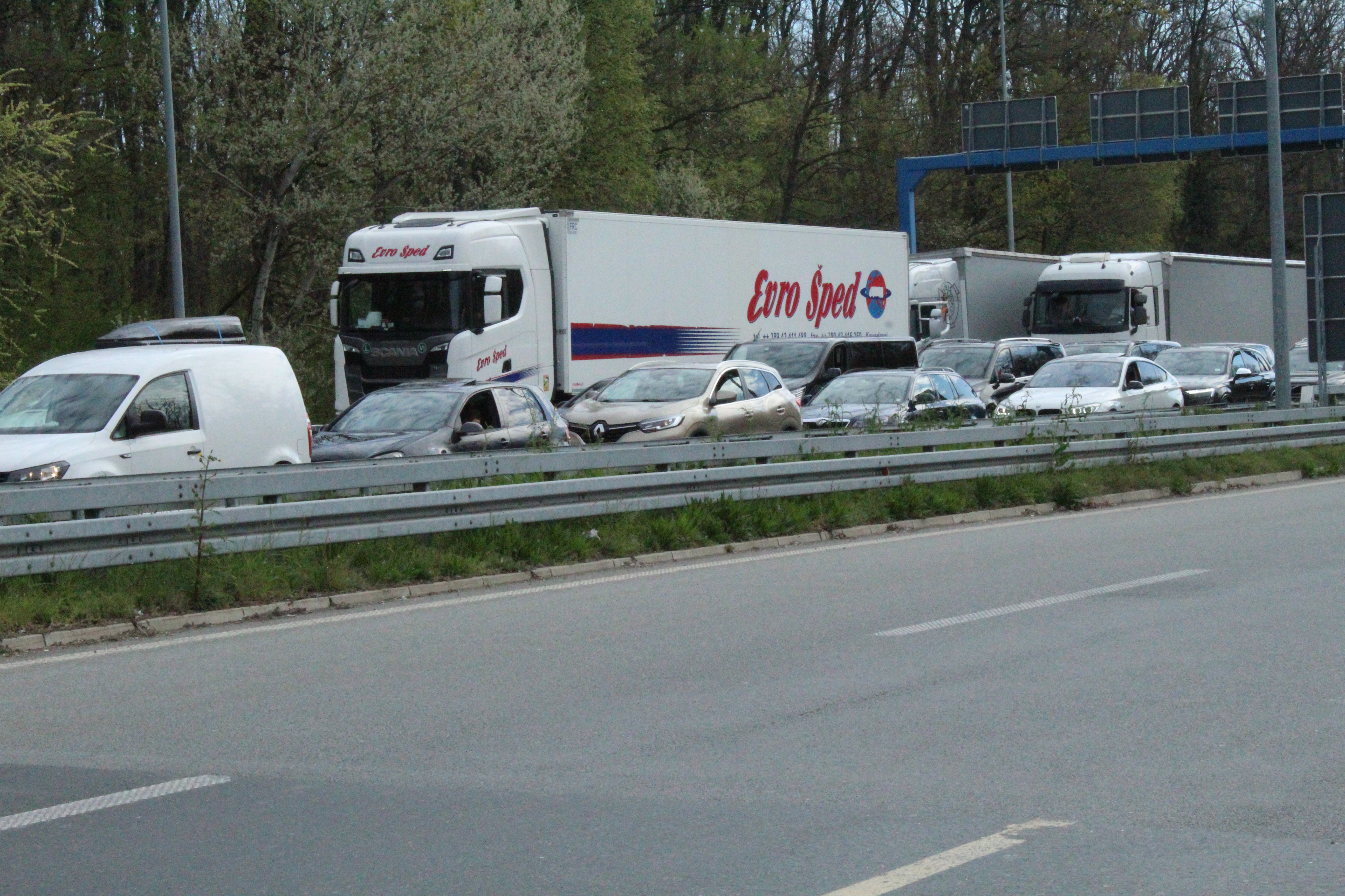 Kilometarske kolone na granicama Srbije: Na Šidu se čeka čak pet sati, višesatna zadržavanja i na Batrovcima