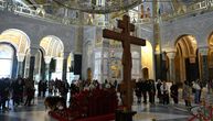U Hramu Svetog Save na Veliki petak izneta plaštanica: Evo do kada možete da je celivate