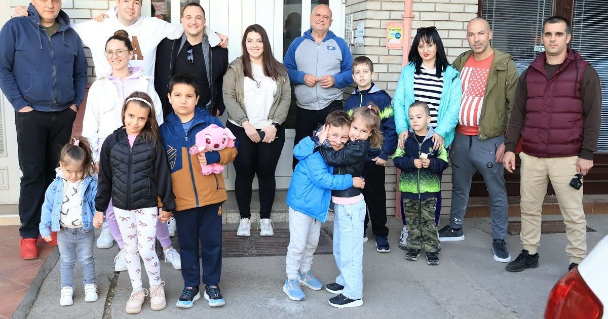 Vaskršnja magija u srcu Niša: Ovo je upravnik zgrade koji je komšije pretvorio u veliku porodicu