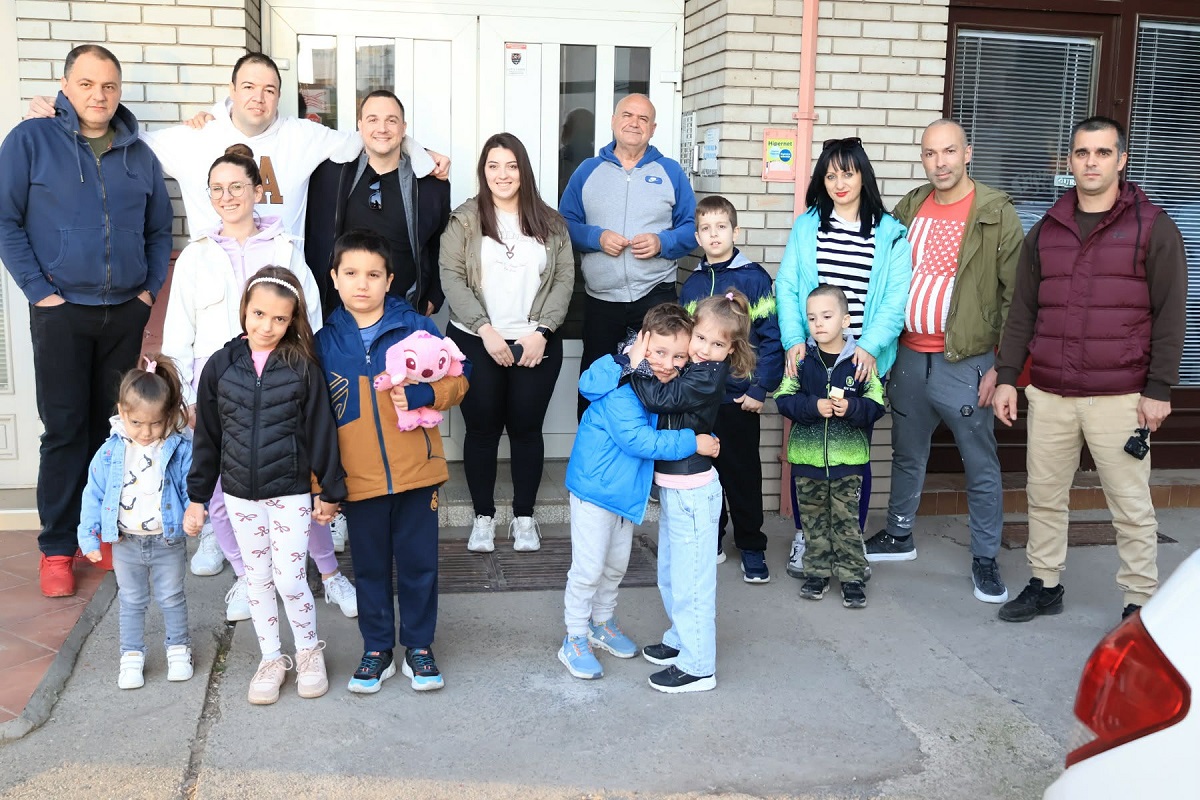 Vaskršnja magija u srcu Niša: Ovo je upravnik zgrade koji je komšije pretvorio u veliku porodicu