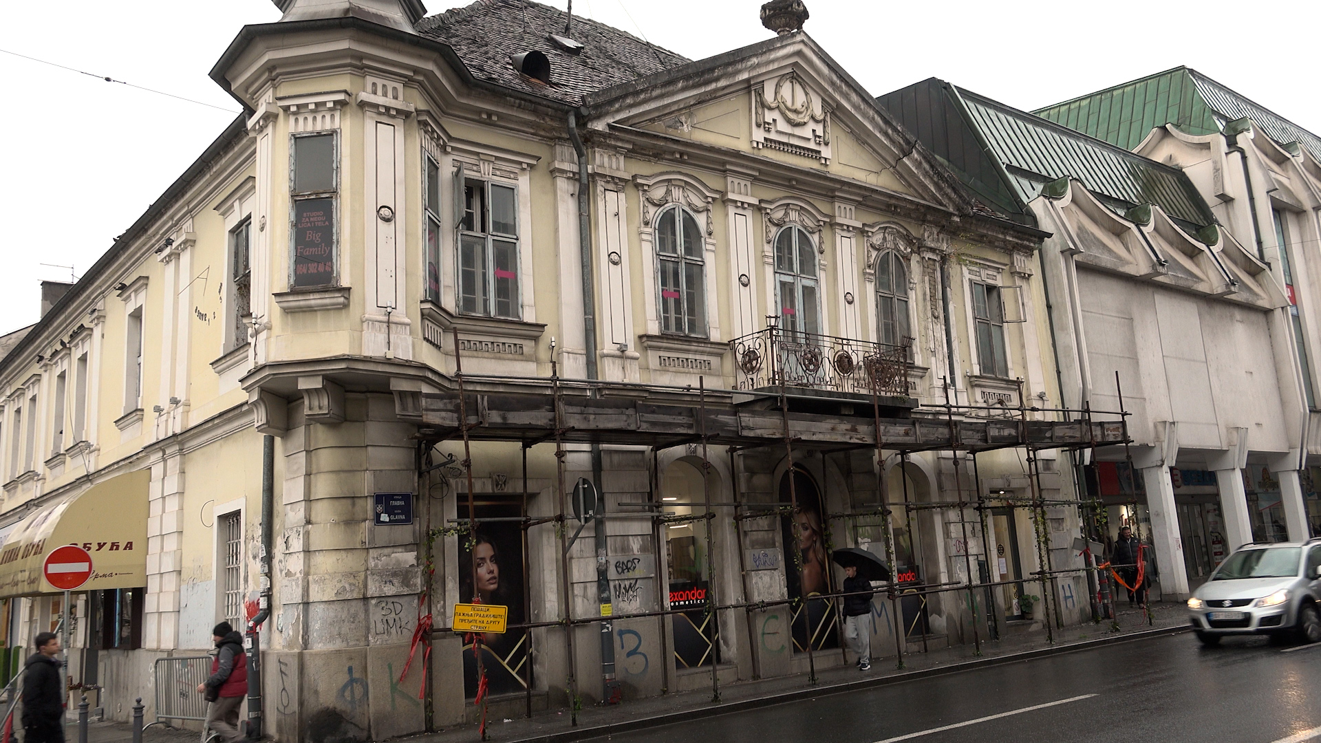 Kuća sa sunčanim satom u Zemunu preti da se uruši: Svi se provlače ispod ove skele uprkos upozorenju