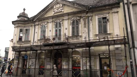 Kuća sa sunčanim satom