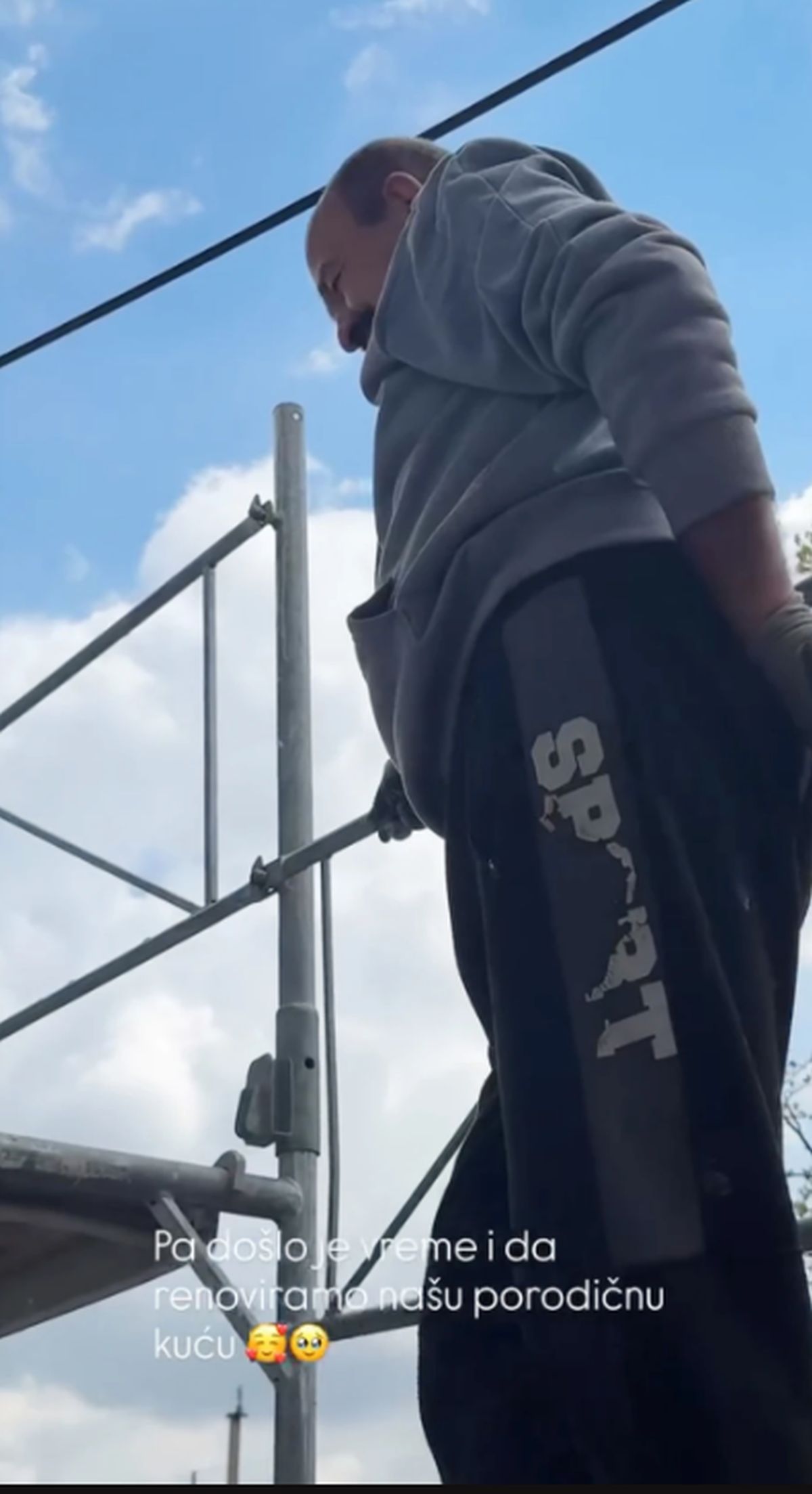 Zasukala rukave pa prionula na posao: Teodora snimala majku kako radi sa majstorima - evo zašto je hvale svi