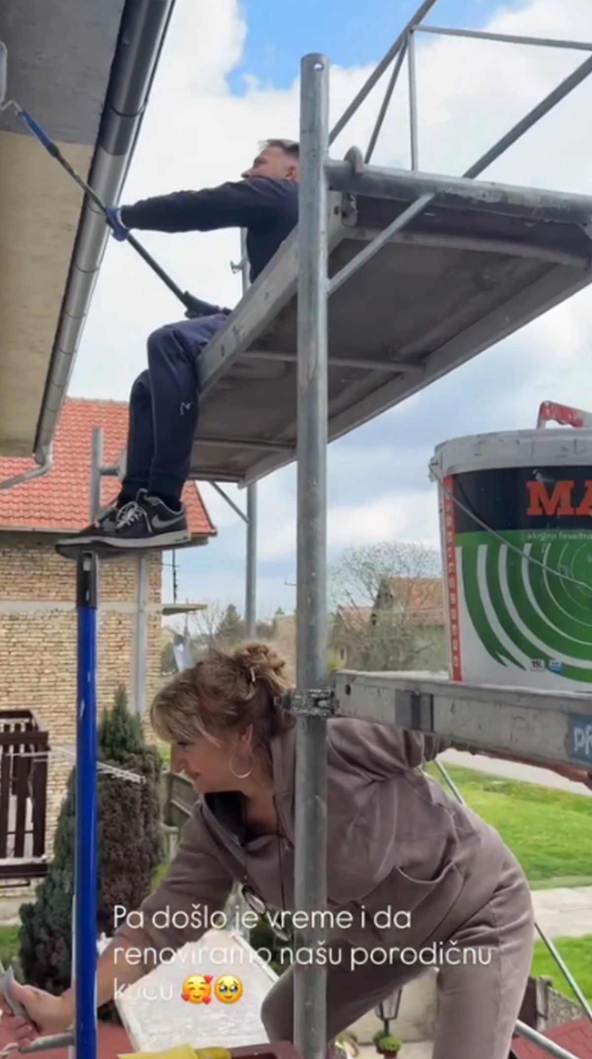 Zasukala rukave pa prionula na posao: Teodora snimala majku kako radi sa majstorima - evo zašto je hvale svi